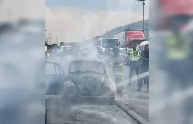 Arde vehículo en la autopista México-Pachuca en Ecatepec