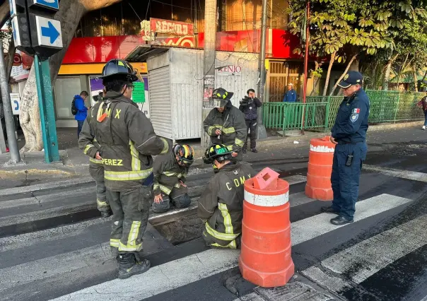 Registro sin tapa pone en riesgo a peatones y vehículos en la Miguel Hidalgo