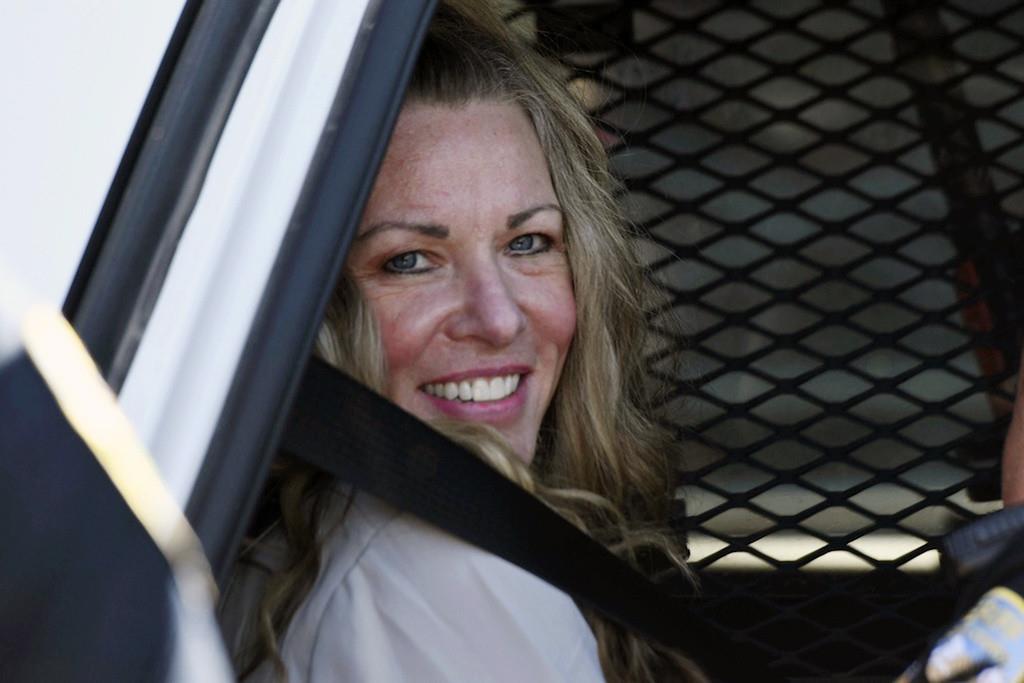 Lori Vallow Daybell sonríe sentada en un auto de la policía después de asistir a una audiencia en el juzgado del condado de Fremont en St. Anthony, Idaho, el 16 de agosto de 2022. (Tony Blakeslee/East Idaho News vía AP, Pool, Archivo)