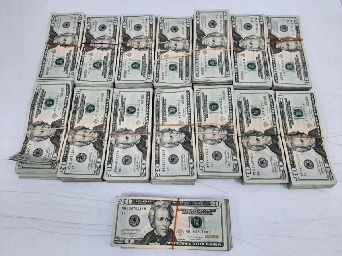 Detienen a hombre con 30 mil dólares en Galeana, Nuevo León