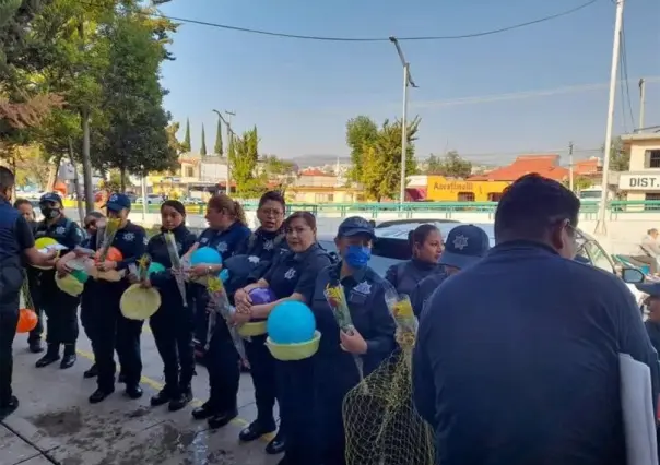 ¿Es una broma? Regalan jícara y pelota a mujeres policías por Día de las Madres