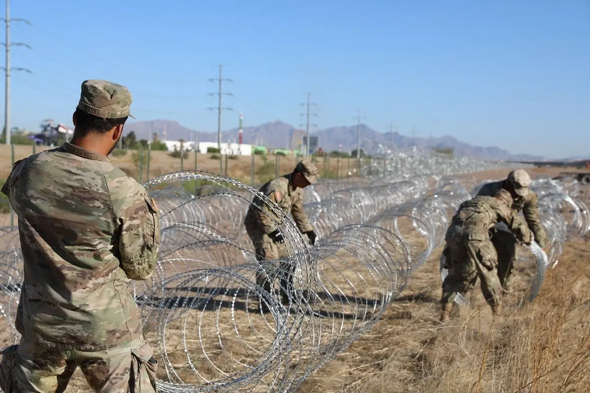 Elementos de la Guardia Nacional de Estados Unidos colocan  alambre de púas a lo largo de la frontera entre Texas y México. Foto: Twitter @GregAbbott_TX