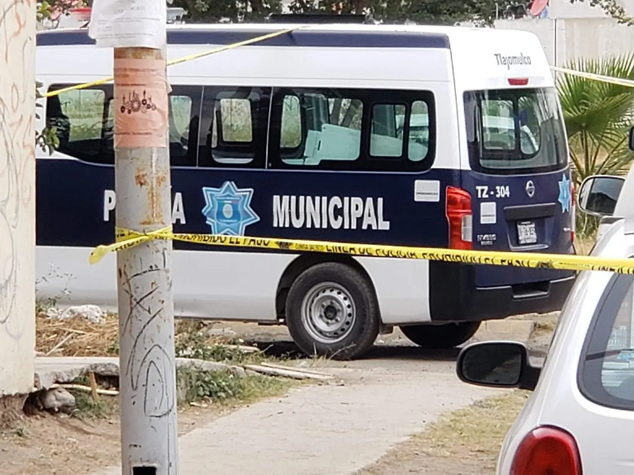 Elementos de la Policía Municipal de Tlajomulco de Zúñiga llegaron al sitio y encontraron la tierra removida con algunas bolsas en el interior del agujero. Foto: Twitter @lider919