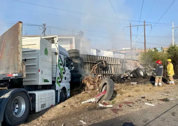 Choque entre dos tráileres deja una persona calcinada en Almoloya de Juárez