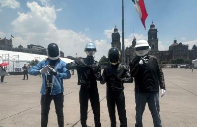 Fanáticos de Daft Punk se reúnen en el Zócalo capitalino para celebrar