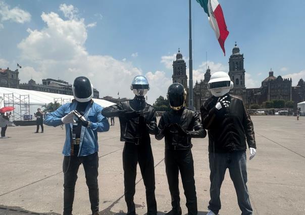 Fanáticos de Daft Punk se reúnen en el Zócalo capitalino para celebrar