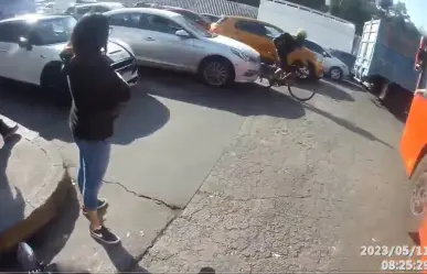 VIDEO: Automovilista embiste a ciclista en San Pablo y Correo Mayor, CDMX