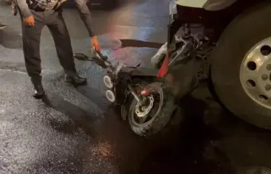 Motociclista grave tras ser arrollado por pipa de PEMEX en Iztapalapa