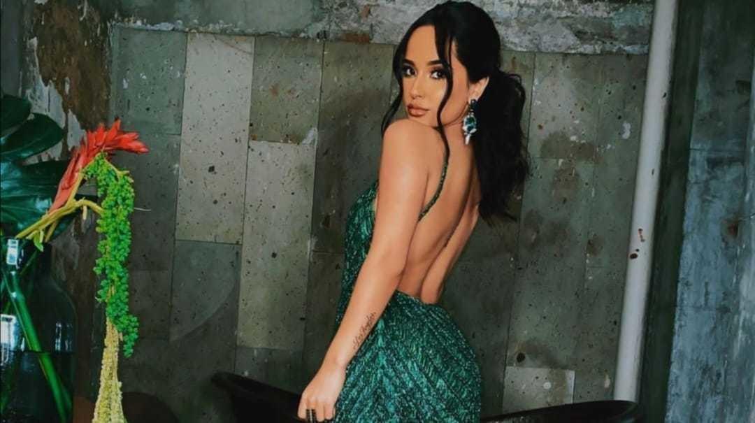 Becky G no se detuvo para atender a la prensa. Foto: Instagram