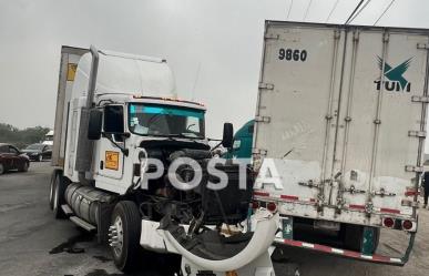 Choque de tráileres en la carretera a Monclova deja un lesionado