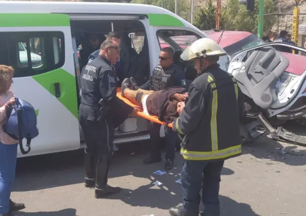 Choca Tuzobús y camioneta en Pachuca; hay 13 heridos