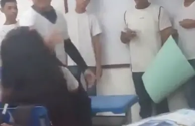 Alumno de secundaria apuñala a compañera por burlarse de él durante exposición