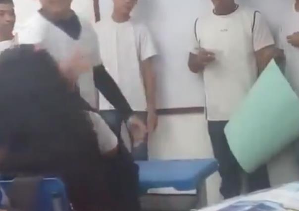 Alumno de secundaria apuñala a compañera por burlarse de él durante exposición