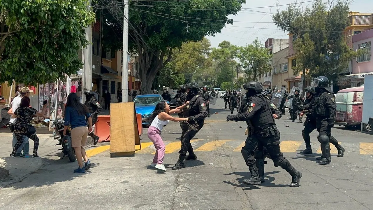 Frustran desalojo en Azcapotzalco lanzando proyectiles a policías. Foto: cortesía