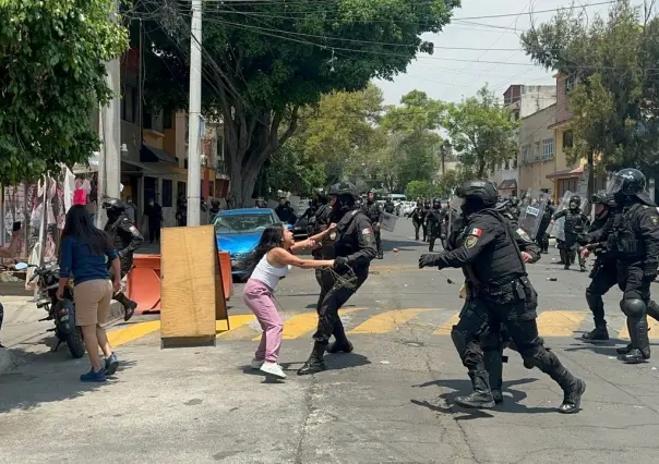 VIDEO: Frustran desalojo en Azcapotzalco lanzando proyectiles a policías