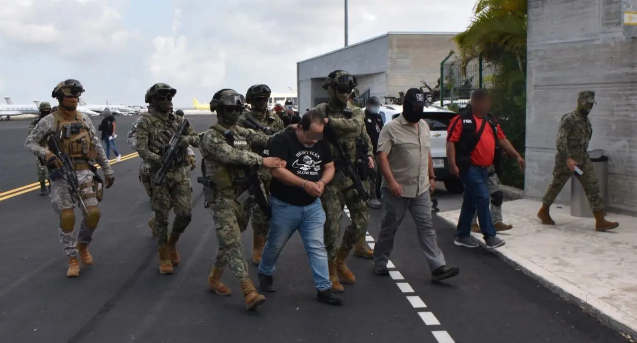 El imputado fue trasladado al Centro de Reinserción Social (CERESO), donde quedó recluido y puesto a disposición de la autoridad judicial que lo requirió. Foto: Twitter/ @FGEQuintanaRoo