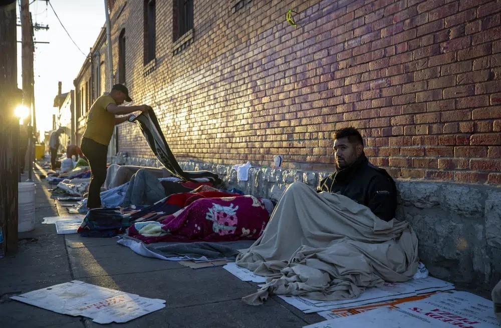 Los líderes religiosos, junto con las oraciones, asesoran a los migrantes sobre los desafíos abrumadores que les esperan en suelo estadounidense,. Foto.  AP