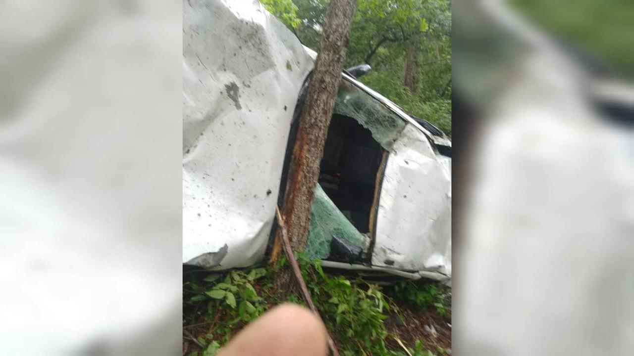 Volcadura en Ciénega de González deja dos personas lesionadas en Santiago