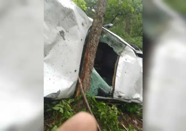 Volcadura en Ciénega de González deja dos personas lesionadas en Santiago