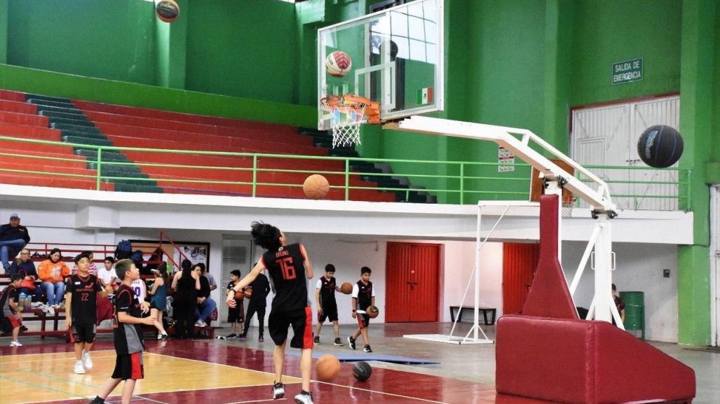 Jóvenes de diferentes municipios acuden al taller de basquetbol