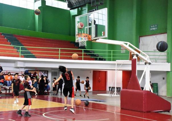 Jóvenes de diferentes municipios acuden al taller de basquetbol