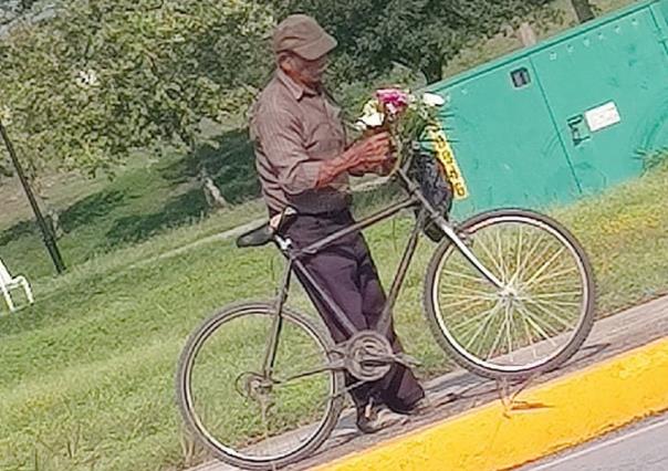 Amor eterno: Abuelito lleva flores a tumba de su esposa y lo hallan muerto