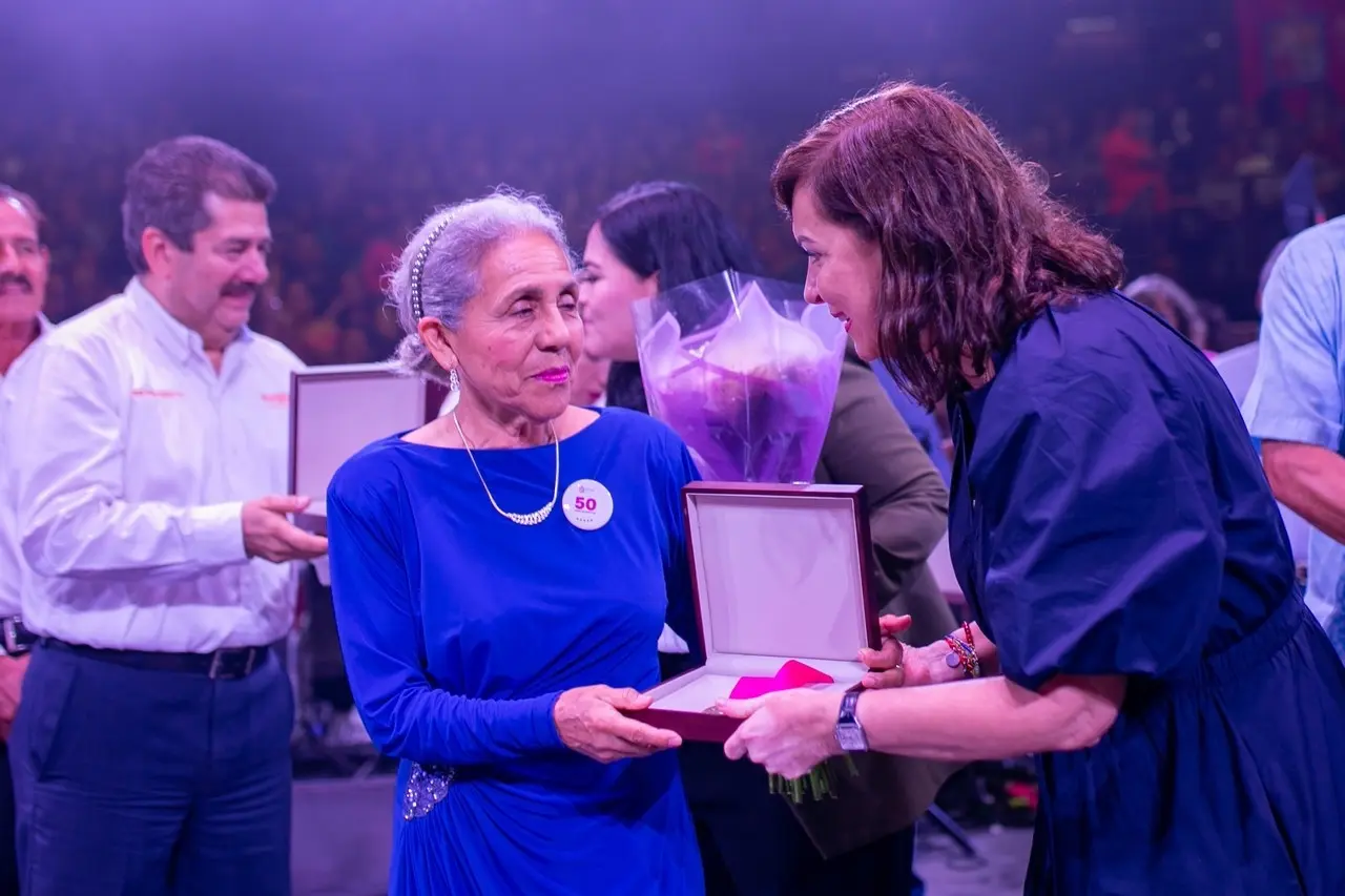 Celebra Gobierno de Guadalupe a 5 mil maestros en el Domo Care