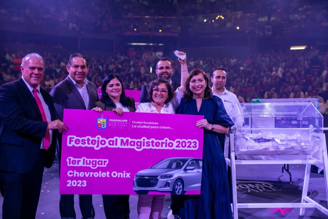 Celebra Gobierno de Guadalupe a 5 mil maestros en el Domo Care