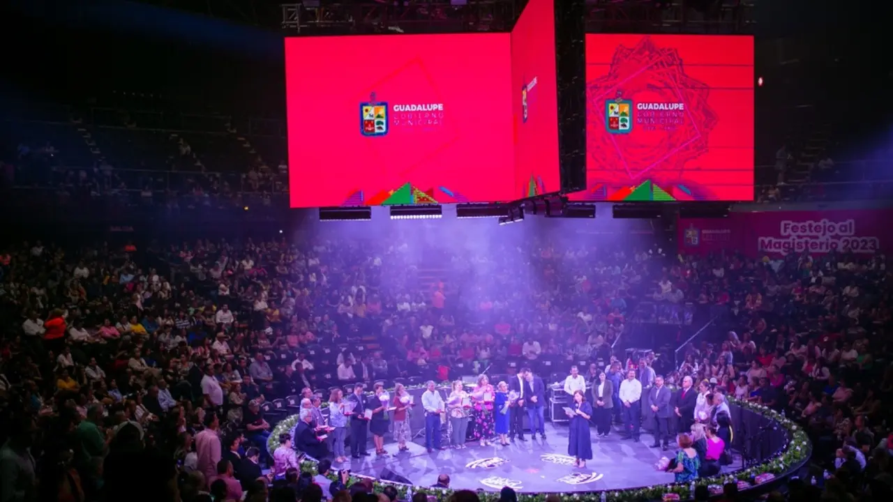 Celebra Gobierno de Guadalupe a 5 mil maestros en el Domo Care