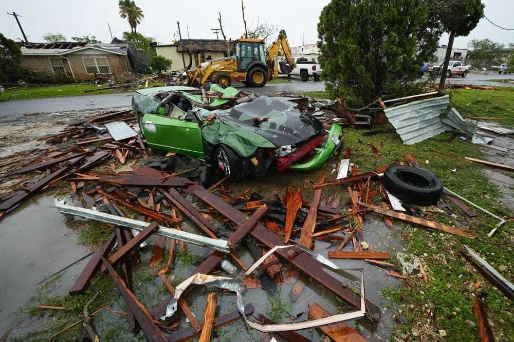 Tornado causa daños y una persona muere en Laguna Heights, Texas