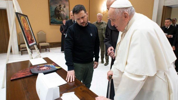 Zelenski se reune en privado con papa Francisco en el Vaticano