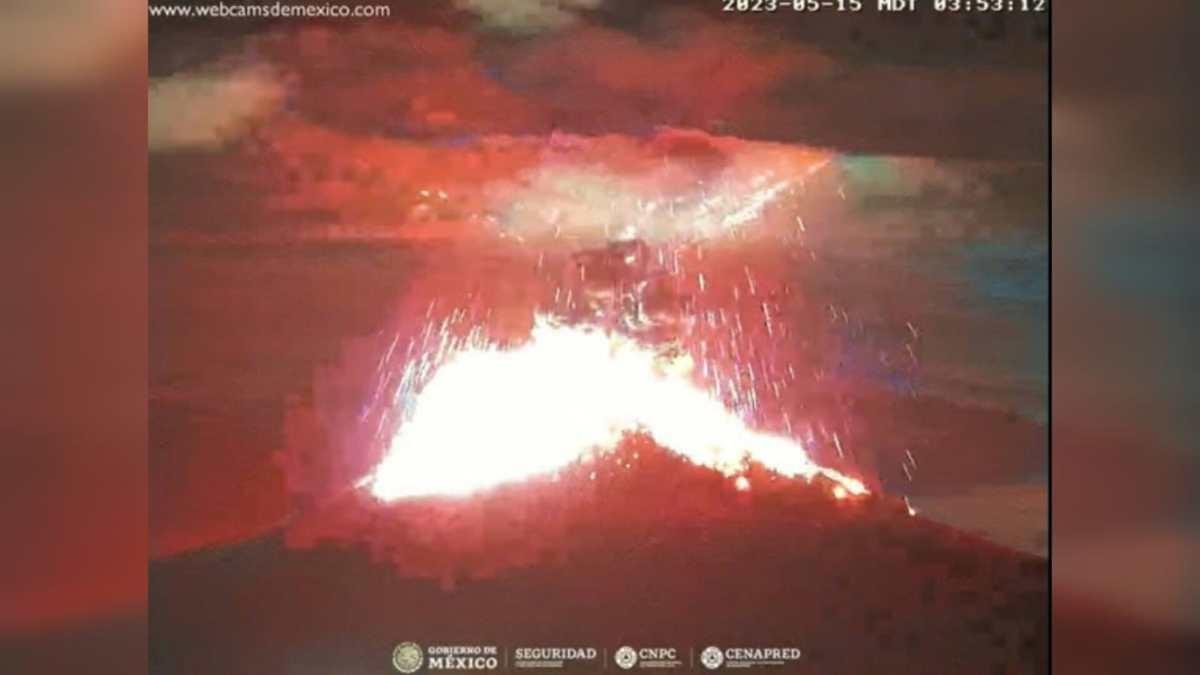 Policías estatales del Estado de México la hicieron de Cigüeña y asistieron a una mujer para dar a luz a un bebé en su cas en Nezahualcóyotl. Foto: Captura de pantalla