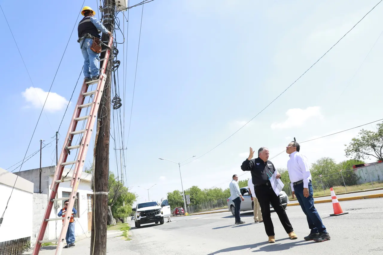 El alcalde de Escobedo, Andrés Mijes, supervisó el retiro de cable en desuso en avenidas principales. Foto: Gobierno de Escobedo