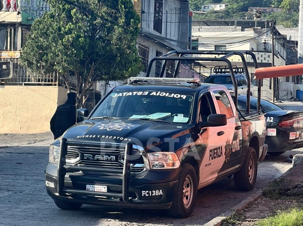 Al sitio llegaron elementos de Fuerza Civil quiénes encontraron solo daños materiales en dos autos compactos, sin lesionados ni personas detenidas. Foto: Raymundo Elizalde.