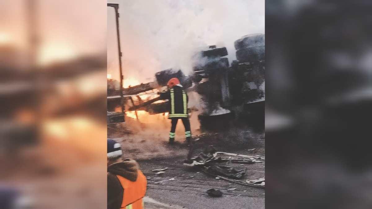 Un choque múltiple con incendio de un tráiler incendiado colapsó la autopista México-Querétaron por varias horas, el saldo fue de dos lesionados. Foto: Cortesía