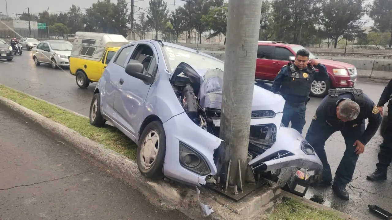 Muere hombre tras impactar su autto contra poste en Iztapalapa. Foto: cortesía