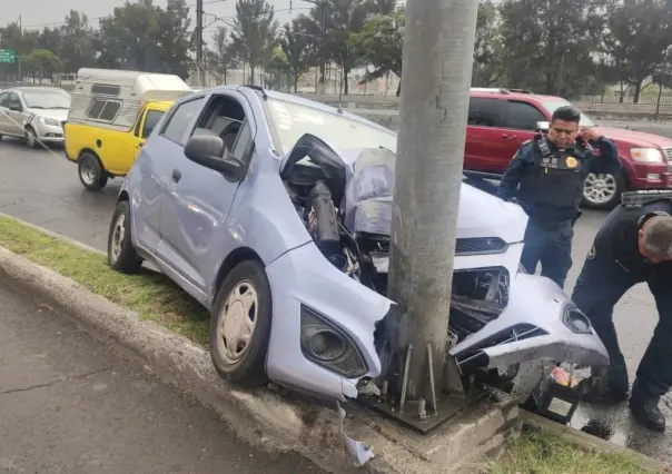 Muere hombre tras impactar su auto contra poste de luminaria en Iztapalapa