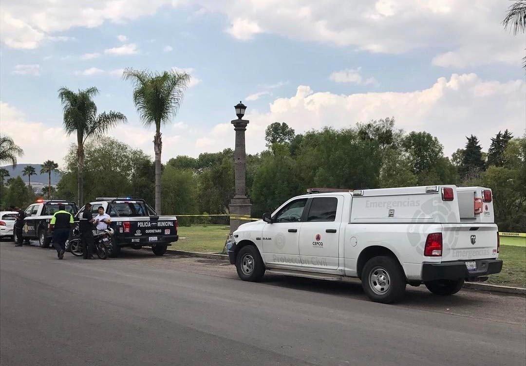 Al sitio acudió personal de Protección Civil y bomberos quienes ingresaron al sitio, ubicando el cuerpo de un hombre de unos 25 años quien ya no presentaba signos vitales. Foto: Twitter @PCIVILQRO