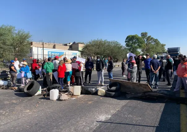 Bloquean vecinos de Ecatepec autopista; piden la reparación de un cárcamo