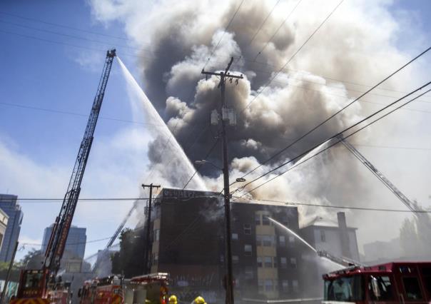 Bomberos rescatan a personas y perros en incendio de apartamentos en Portland