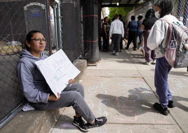 ¡Se llena NY! Meten a migrantes a gimnasios de escuelas