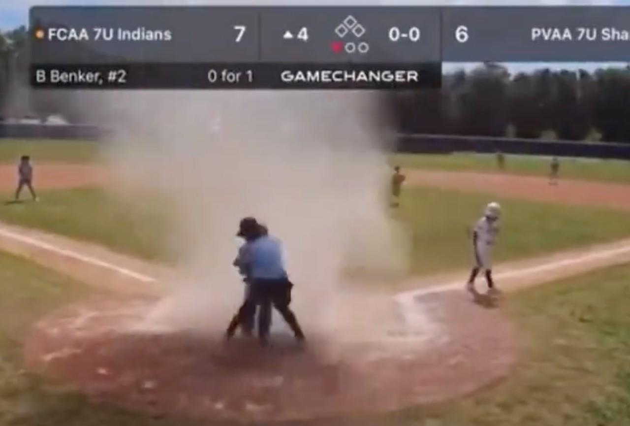 El Umpire logró salvar al niño del mini tornado. Foto: Twitter.