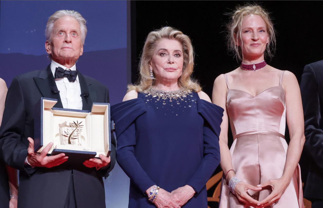 Michael Douglas recibió el reconocimiento en manos de la actriz Uma Thurman. Foto. Especial