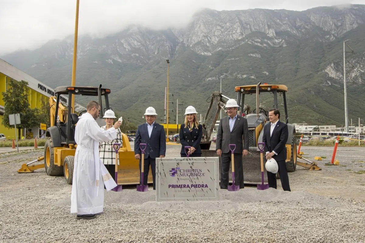 Autoridades colocaron la primera piedra del nuevo Hospital Christus Muguerza – UDEM. Foto. Cortesía