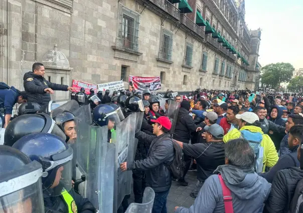 VIDEO: Derriban docentes de la CNTE vallas de Palacio Nacional