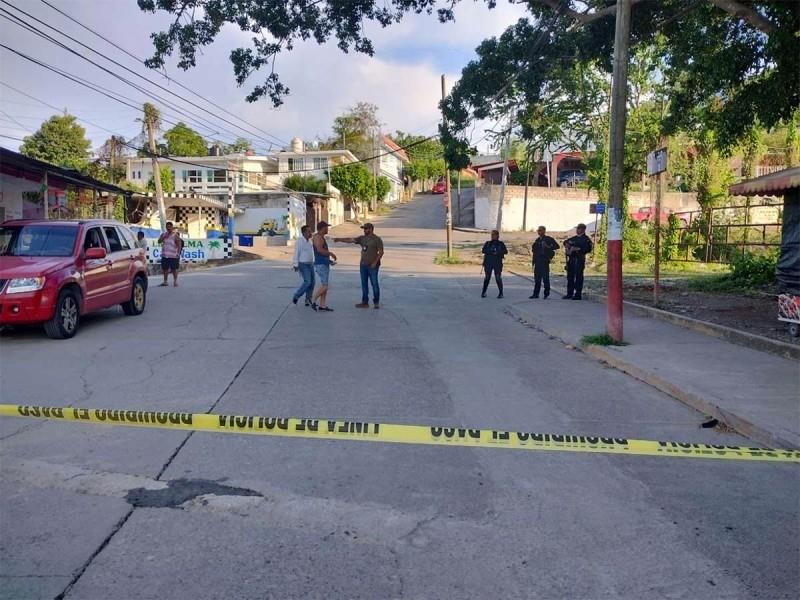 Uniformados estatales llegaron al lugar de los hechos ubicada en la calle Ébano, la acordonaron y tras ingresar a la vivienda encontraron dos hieleras en donde presuntamente estaban los restos humanos. Foto: El Mexicano.