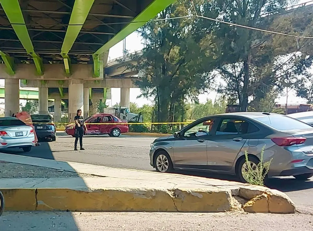 Según testigos los dos vehículos involucrados se impactaron dando como resultado la muerte de un hombre de 75 años el cual aparentemente falleció de manera instantánea. Foto: Israel Lorenzana.