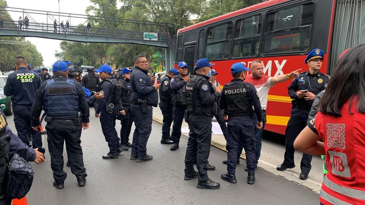 Muerte trágica en el Eje 1 poniente: auto compacto y Metrobús involucrados. Foto: Ramón Ramírez