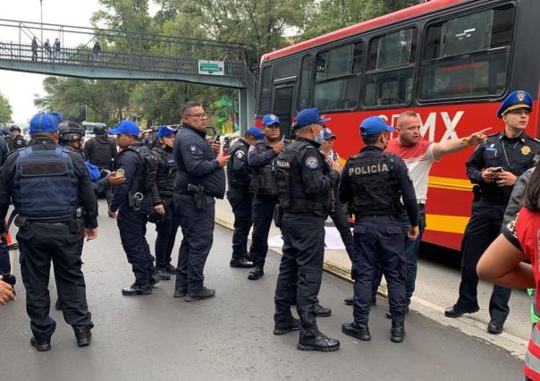 Muerte trágica en el Eje 1 poniente: auto compacto y Metrobús involucrados