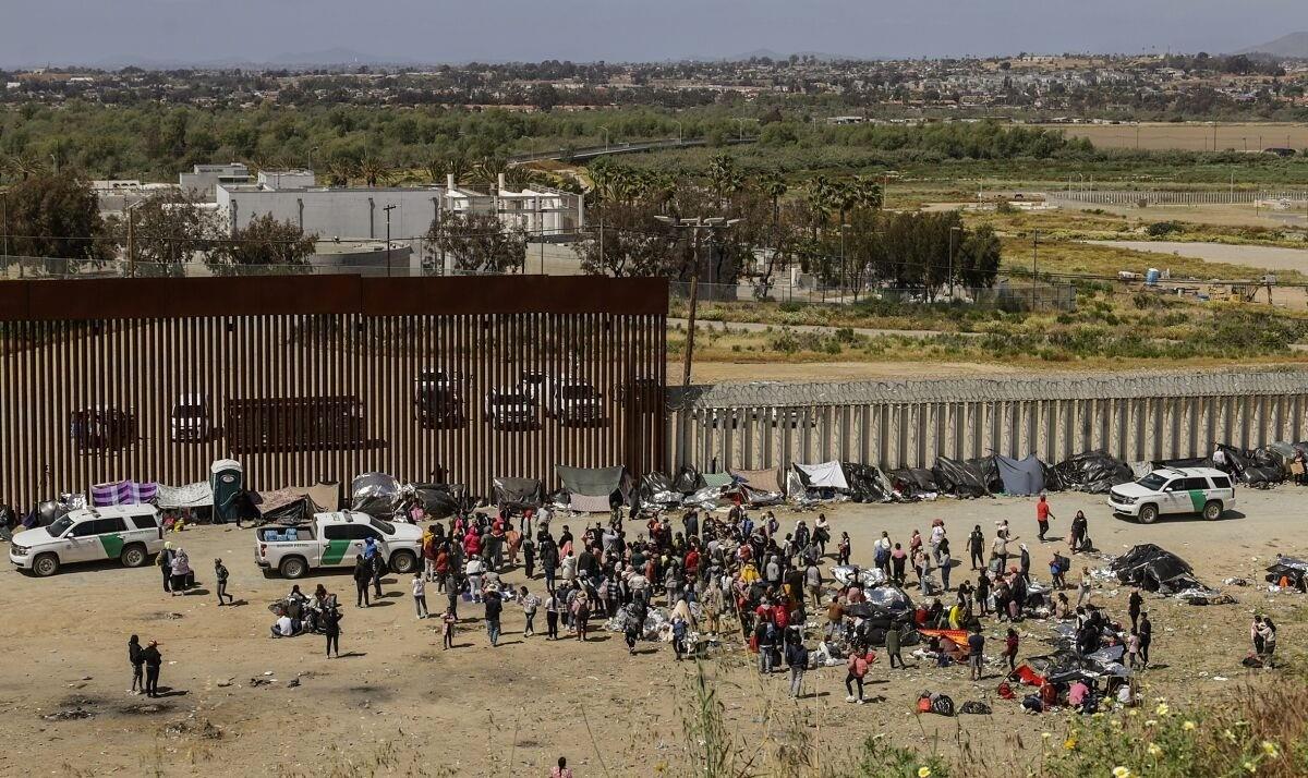 Jim Desmond, miembro del gobierno del condado de San Diego, informó que el hombre, fue arrestado junto con un grupo de migrantes cerca de Otay Mesa, unos diez kilómetros al este de San Ysidro. Foto: The San Diego Union-Tribune